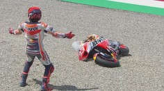 Proč vždycky já? Marc Márquez opět spadl, pak proklínal motorku