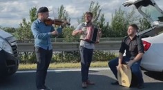 Folk jako lék na dlouhou chvíli. Hudebníci bavili kolonu na dálnici