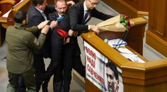 Premiéra chytil za ... rozkrok! Rvačka v ukrajinském parlamentu 