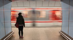Záběry, ze kterých mrazí: Seniorka se srazila s mužem a spadla přímo pod metro