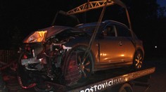 V nabouraném autě zůstal zraněný spolujezdec, řidič utekl
