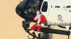 VIDEO: Santa vyměnil dopravní prostředek. Za dětmi přiletěl helikoptérou