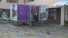 Měl sloužit olympionikům, místo toho se v kontejneru setkávají rodiny!
