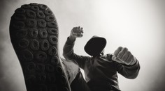 Tlupa chlapů přepadla muže v jeho vlastním domě. Skončil s prasklou lebkou
