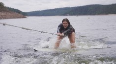 Moderátorka Novy si na Orlíku vyzkoušela wakesurfing. Byl to boj, smála se