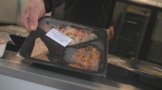 Stánek v Ústí nabízí levné obědy. Celé menu pořídíte za méně než stovku