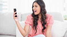 Kvůli telefonům spíme o hodinu míň! Vědci chtějí postelový mód