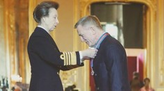 Představitel Jamese Bonda dostal stejné vyznamenání jako filmový agent 007