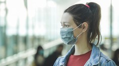 V Británii zemřela 21letá dívka na Covid-19. Zdravotní potíže neměla