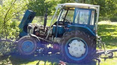 Pro vážně zraněného muže letěl vrtulník, přejel ho traktor