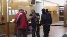 Honička aut skončila v poli, vyděrači už jsou v cele
