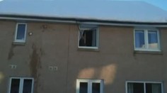 VIDEO: Klepal do okapu. Spadl na něj sníh z celé střechy....