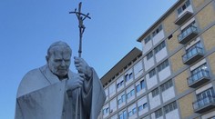 Papežův stav se zlepšuje. I nadále ale zůstává kvůli zápalu plic v nemocnici
