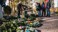 Strážníci vyhnali stánkaře, prodávat věnce na Dušičky nesmí. Lidé zuří
