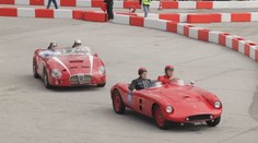 V Albánii se konal automobilový veletrh. Návštěvníky přilákal závod retro vozů