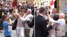 VIDEO: Za Zemana se porval i stařík s hůlkou. Napadl ženu