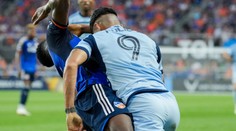 Brutální faul v zámoří. Fotbalista sestřelil hlavičkou soupeře a šel rovnou do sprch