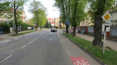 Batole vypadlo za jízdy z auta. Nehodu v Hradci prošetřuje policie