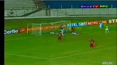VIDEO: Nemotorný fotbalista málem ukopl spoluhráči hlavu