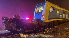 Do auta na přejezdu u Chebu narazily dva vlaky