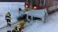 Auto vjelo pod rychlík. Dva lidé zemřeli