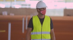 Nadal hlásí návrat na antuku, už si stihl zapinkat i na staveništi