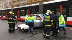 Srážka s tramvají: Po nehodě zůstali v autě zaklínění dva lidé