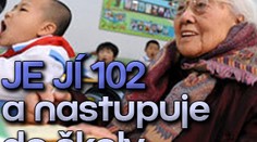 Je jí 102 a nastupuje do školy