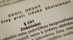 Otřesná výpověď u soudu: Bylo mi 15 a musel jsem souložit s matkou, jinak by mě otčím zbil