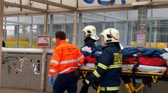 Dělník se zřítil při opravě ze střechy, těžce se zranil