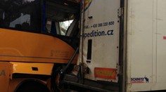 Dvacet zraněných! Autobus Student Agency se srazil u Prahy s kamionem