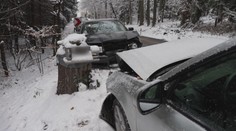 Zmrzlé silnice komplikovaly dopravu. Na několika místech řidiči bourali