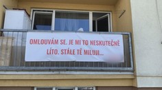 Transparenty po celém městě, muž se snažil získat zpět lásku své ex-partnerky