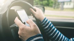 Většina chodců drží v ruce na přechodu telefon. Minulý rok to stálo život 113 z nich