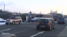 V Jihlavě se srazil autobus s náklaďákem. Dva zranění