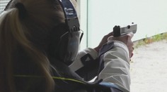 Finky se připravují na ruský útok. Chodí na kurzy sebeobrany a cvičí se zbraněmi