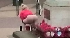 NECHUTNÉ! Žena počůrala památník v tu nejhorší dobu