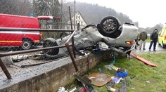 DĚSIVÉ FOTO: Mitsubishi skončilo na střeše na betonové zídce!