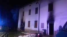 Při požáru domu zemřel člověk. Zasahovalo pět jednotek hasičů