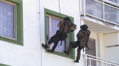Dívka se zatarasila v pokoji, chtěla se zabít! Při záchraně šlo o vteřiny