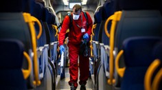 Dopravci zbrojí proti koronaviru, zpřísňují opatření ve svých spojích
