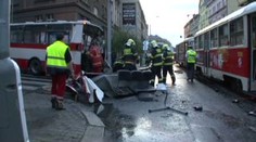 VIDEO: Čtyři zranění po srážce tramvaje a autobusu v Praze