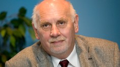 Chramostová si zaslouží pohřeb se státními poctami, napsal Rychetský