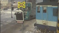 Řidič vjel přímo pod vlak, u soudu dostal podmínku. VIDEO z nehody