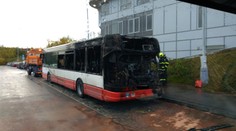 Zadní část autobusu náhle začala hořet! Škody jdou do statisíců