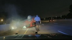 Strážník zpackal zákrok. Těhotná žena se s SUV převrátila na střechu