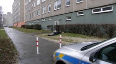Opilci na Šumpersku jezdili v noci po sídlišti na sněžném skútru. Policie je sebrala