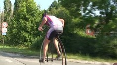 Tři týdny pojede v sedle vysokého bicyklu napříč Českem