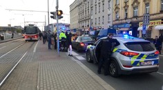 Muž se v Praze kolem sebe oháněl nožem, zranil i policistu!