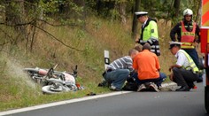 Motorkář se srazil s policejním autem. Na místě zemřel